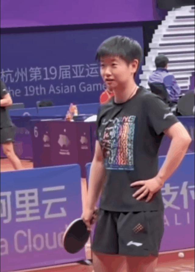 这是杭州亚运会时，
莎莎作为运动员代表发言，是全英文版的
看小梁来检查莎莎的背诵