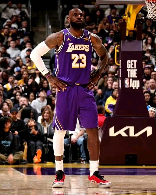 詹姆斯距离常规赛历史出场次数最多的帕里什还差13场比赛。本赛季有望达成。
詹姆斯