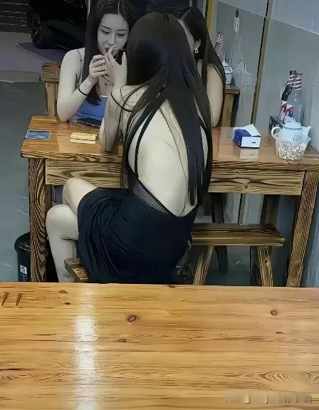 这个社会谁都不容易，都在努力奋斗！几位姑娘吃完宵夜之后，还要继续干活。