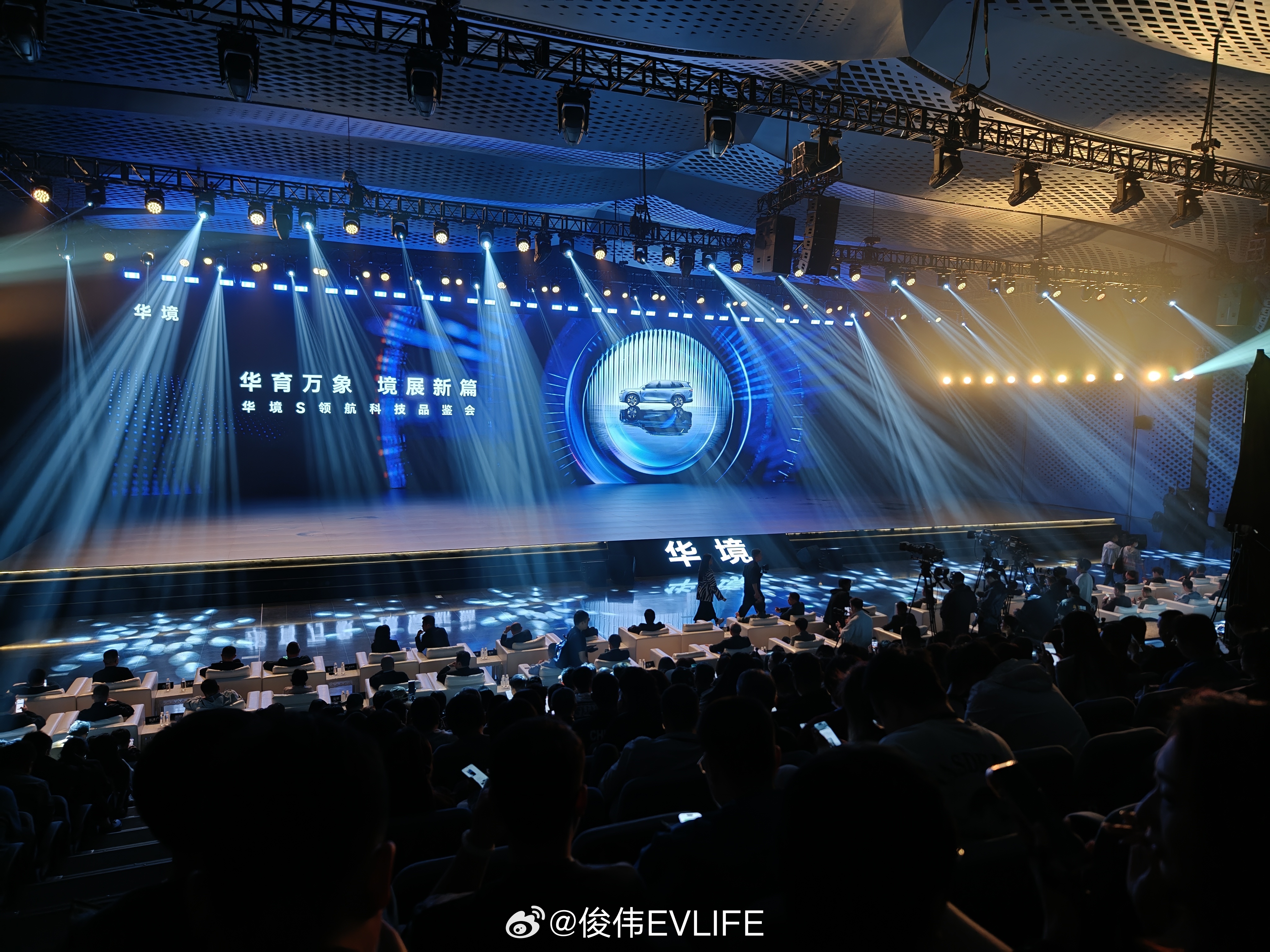 赶在发布会之前到达天府机场下车过来颠簸一个半小时都快吐了 成都·成都科幻馆