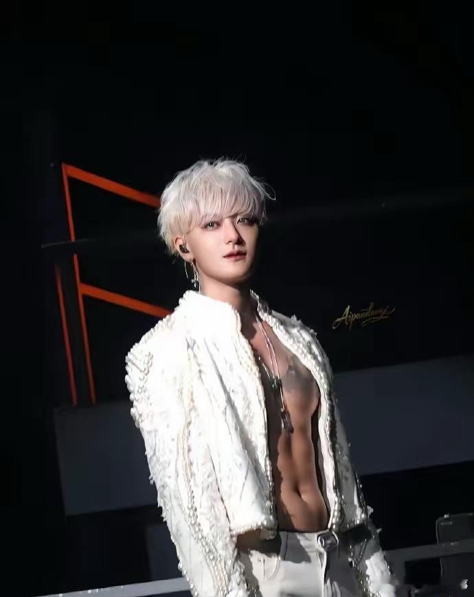 演唱会上最尴尬的一幕黄子韬，在成都演唱会上，唱到尽兴时，他突然现场脱衣，亮出健硕