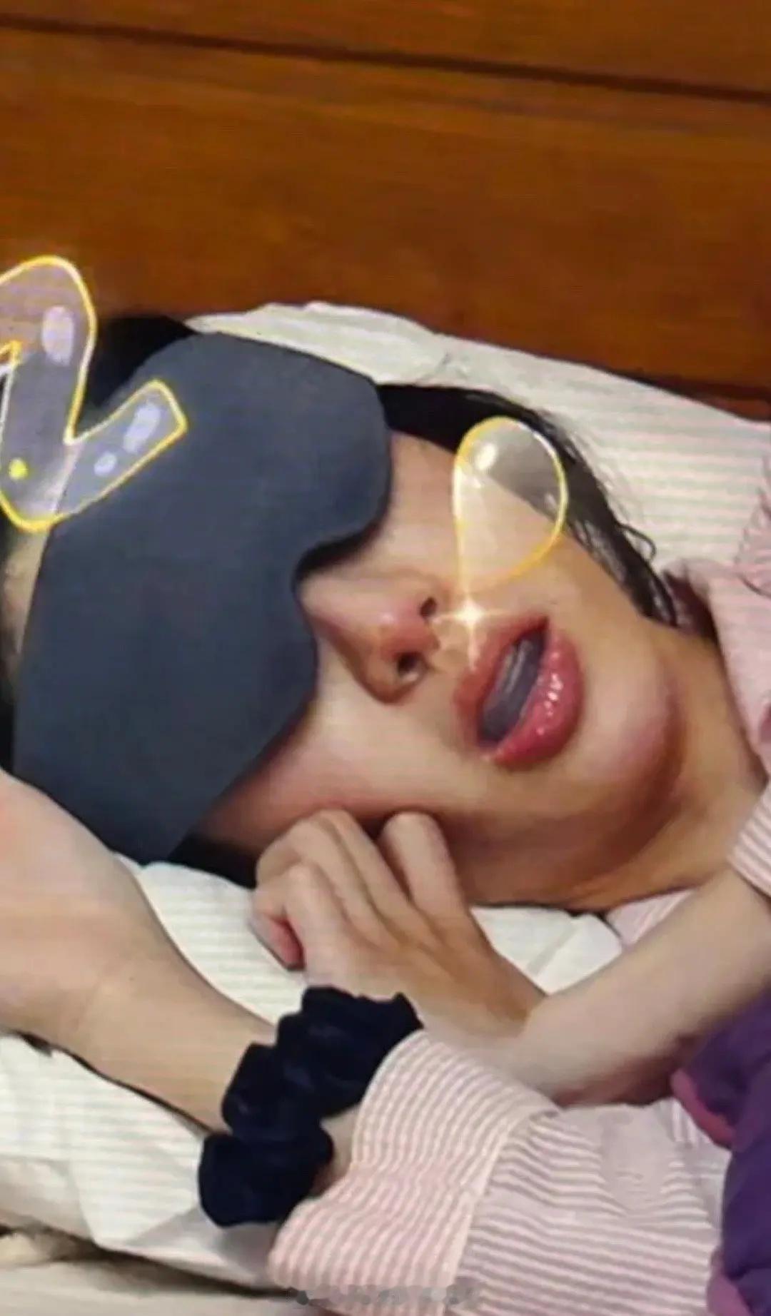 金晨睡觉带这么多东西，不会觉得很难受吗？ ​​​