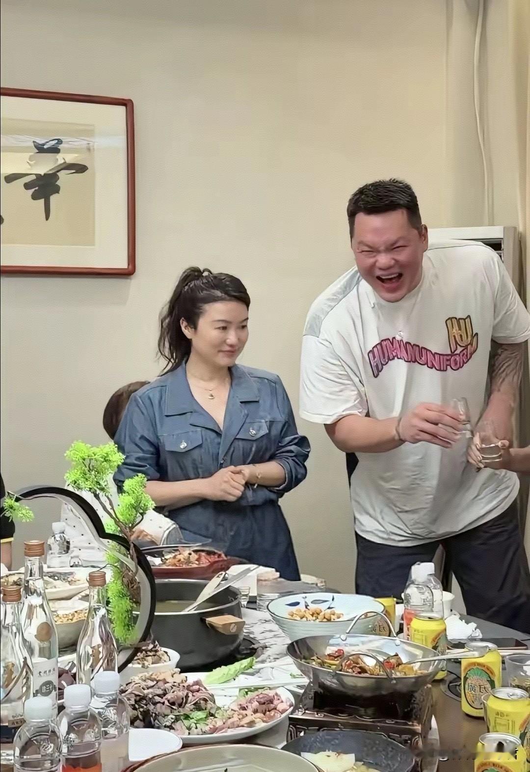 朱芳雨左右逢源！
成为广东男篮荣誉顾问后，朱芳雨并没有留在球队，而是选择开拓个人
