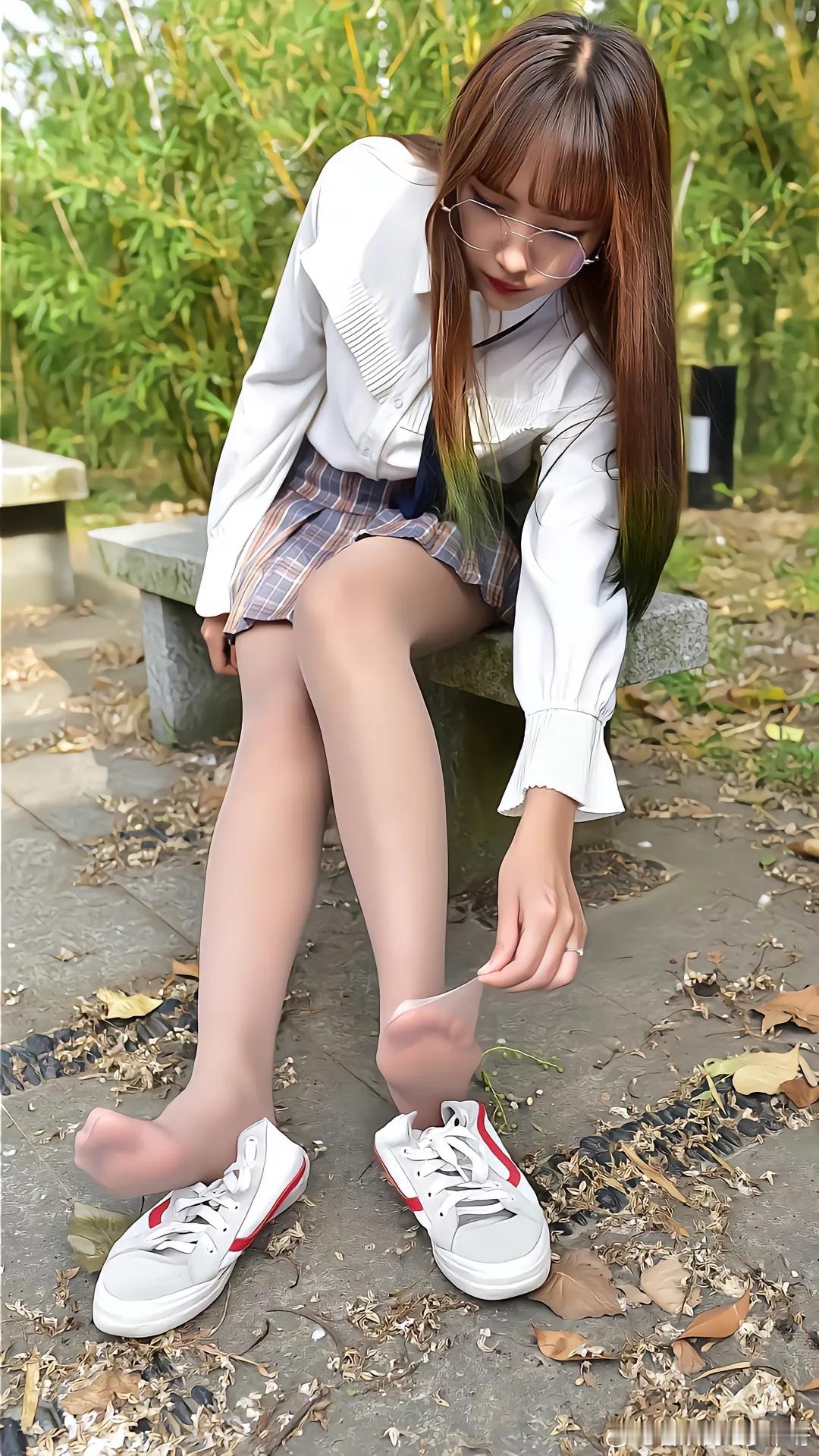 丝袜配板鞋，女大生的情怀～ 