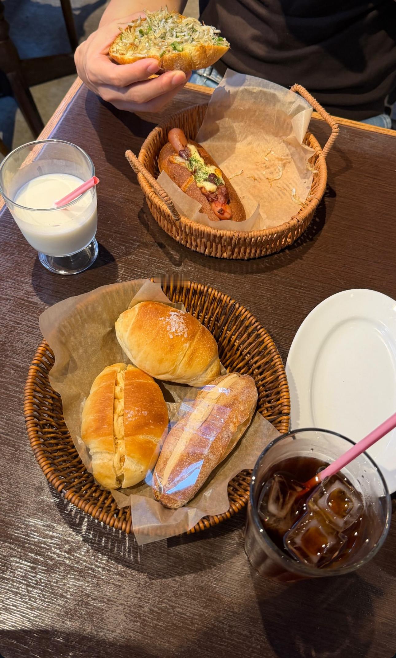 今天早餐吃了三个面包🥖🍞🥯✨ ​​​