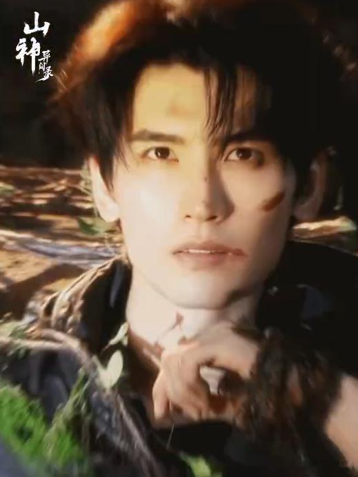 这组写真把黄俊捷的气质展现得淋漓尽致，那种既冷酷又不失人性的表现力，完全符合金十