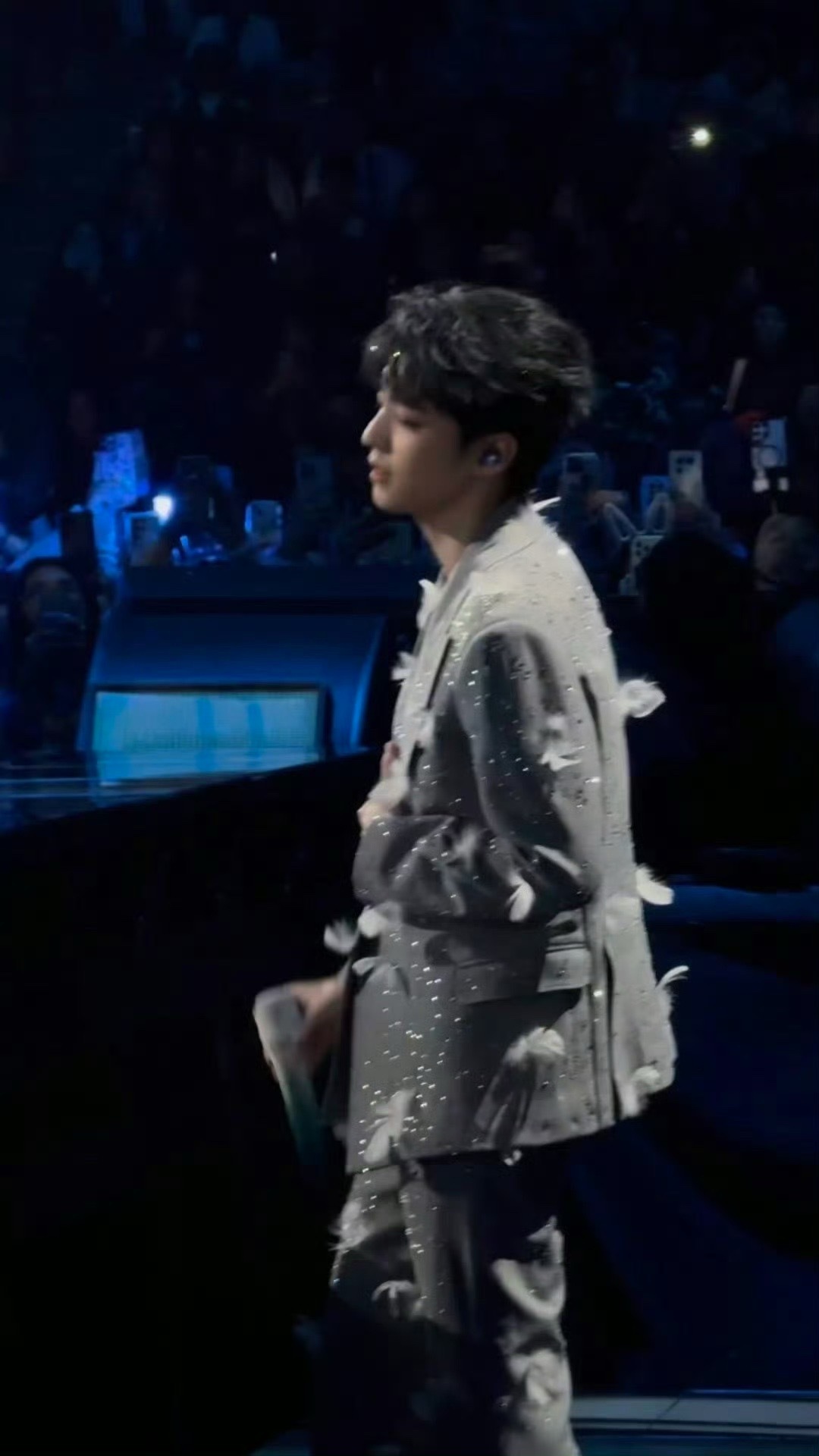 王俊凯切回歌手大号了王俊凯又回来当歌手了！又一次在江苏卫视跨年，还搞了很多新歌！