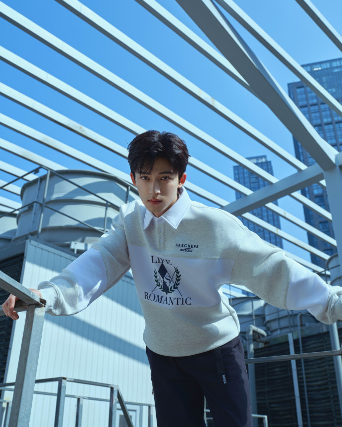 #王星越棉服搭卫衣##王星越翻领拼接卫衣#王星越穿着棉服搭配翻领拼接卫衣！好帅啊