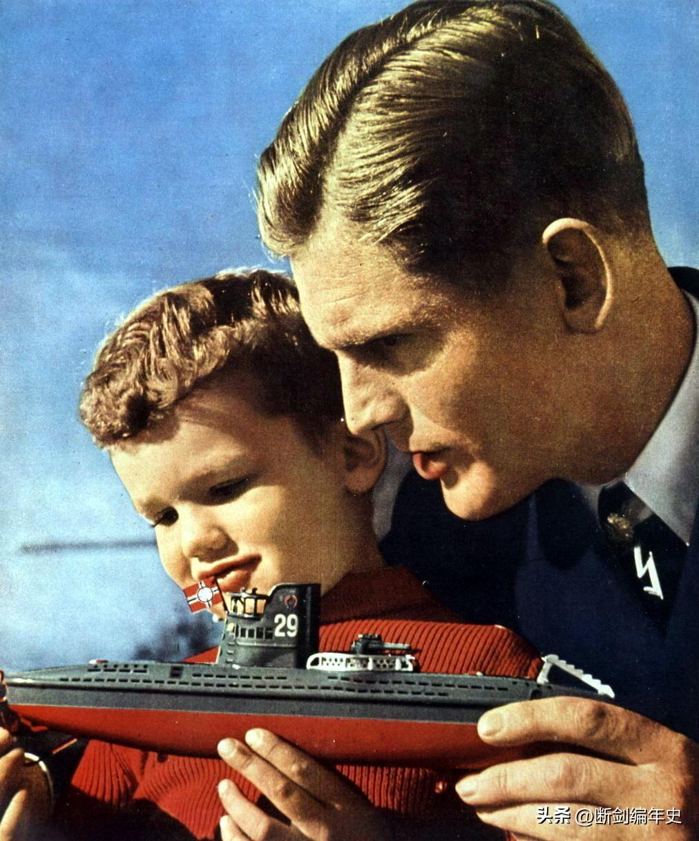 约阿希姆·舍普克和他的儿子，小男孩手中拿着一艘U-29号潜艇模型。U-29号也算