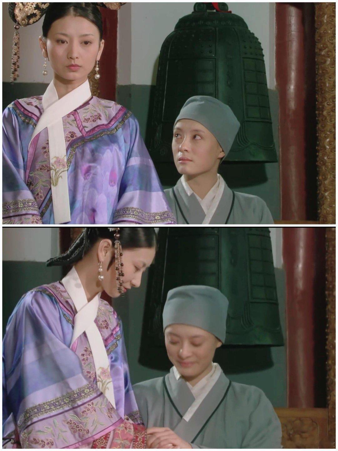 封建宫廷中，眉姐姐两次陪嬛儿下跪，尽显“女权霸总”风范。 第一次，明知华妃与皇后