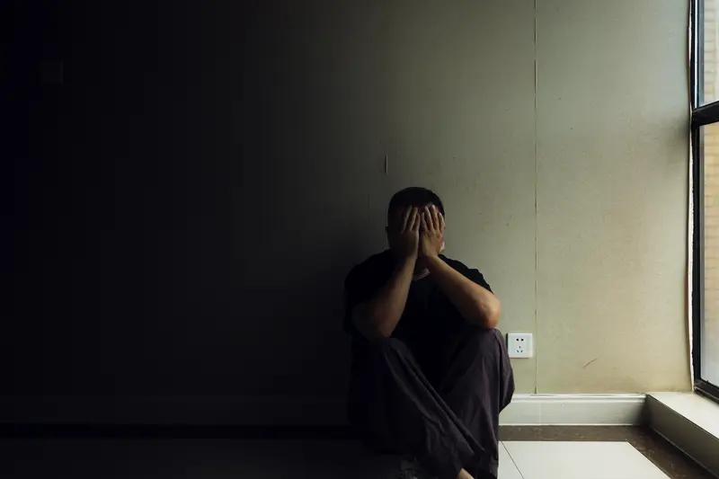 如何帮助孩子走出抑郁情绪? 现在青少年患抑郁症比例上升，帮孩子走出抑郁很关键。