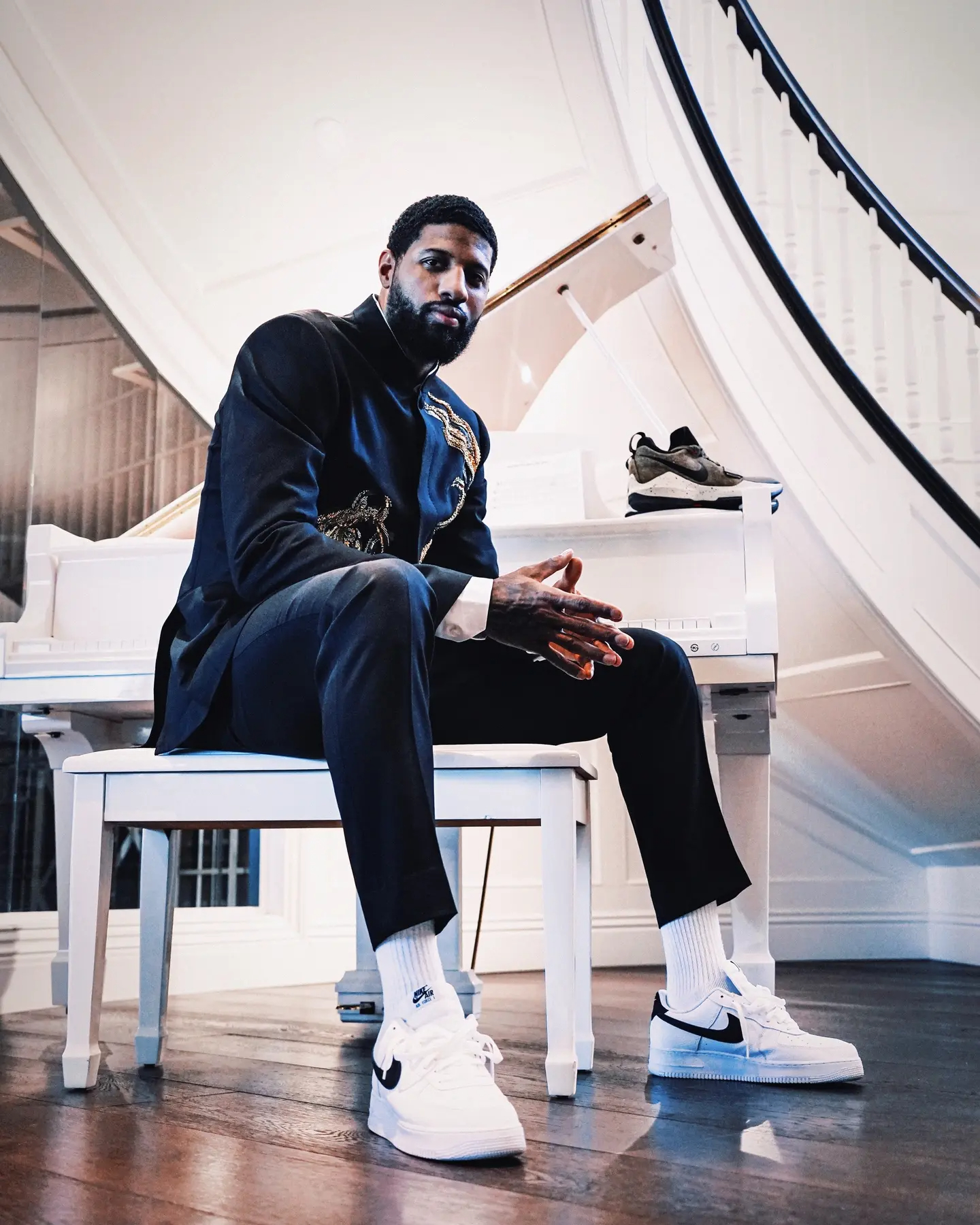 乔治今年也36了。他晒出的一组自己中式穿搭的帅照：“新年新气象，本命年马年，中式