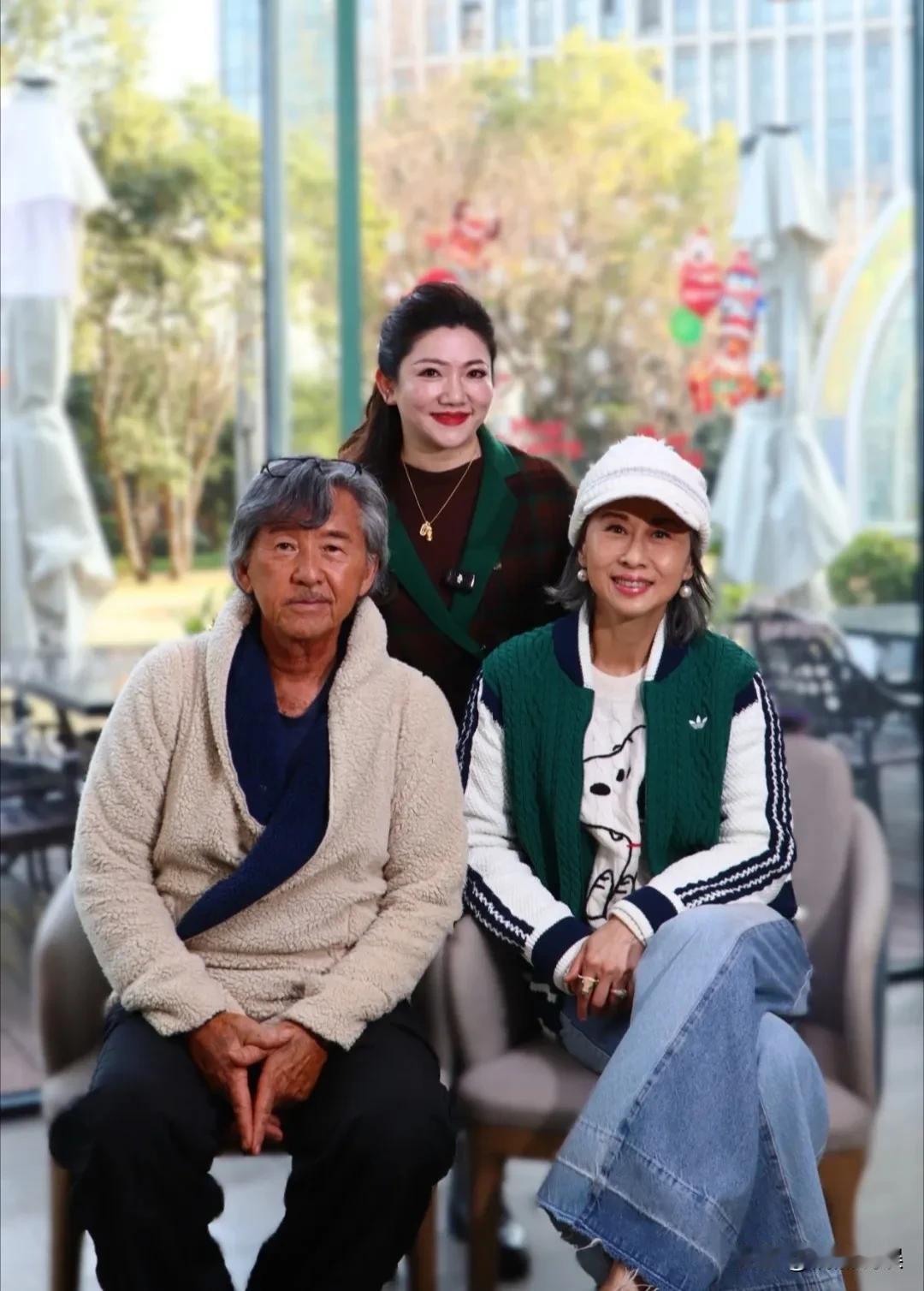 港星林子祥、叶倩文现身武汉，78岁的林子祥，穿着一件白色毛绒外套，头发花白，肤色