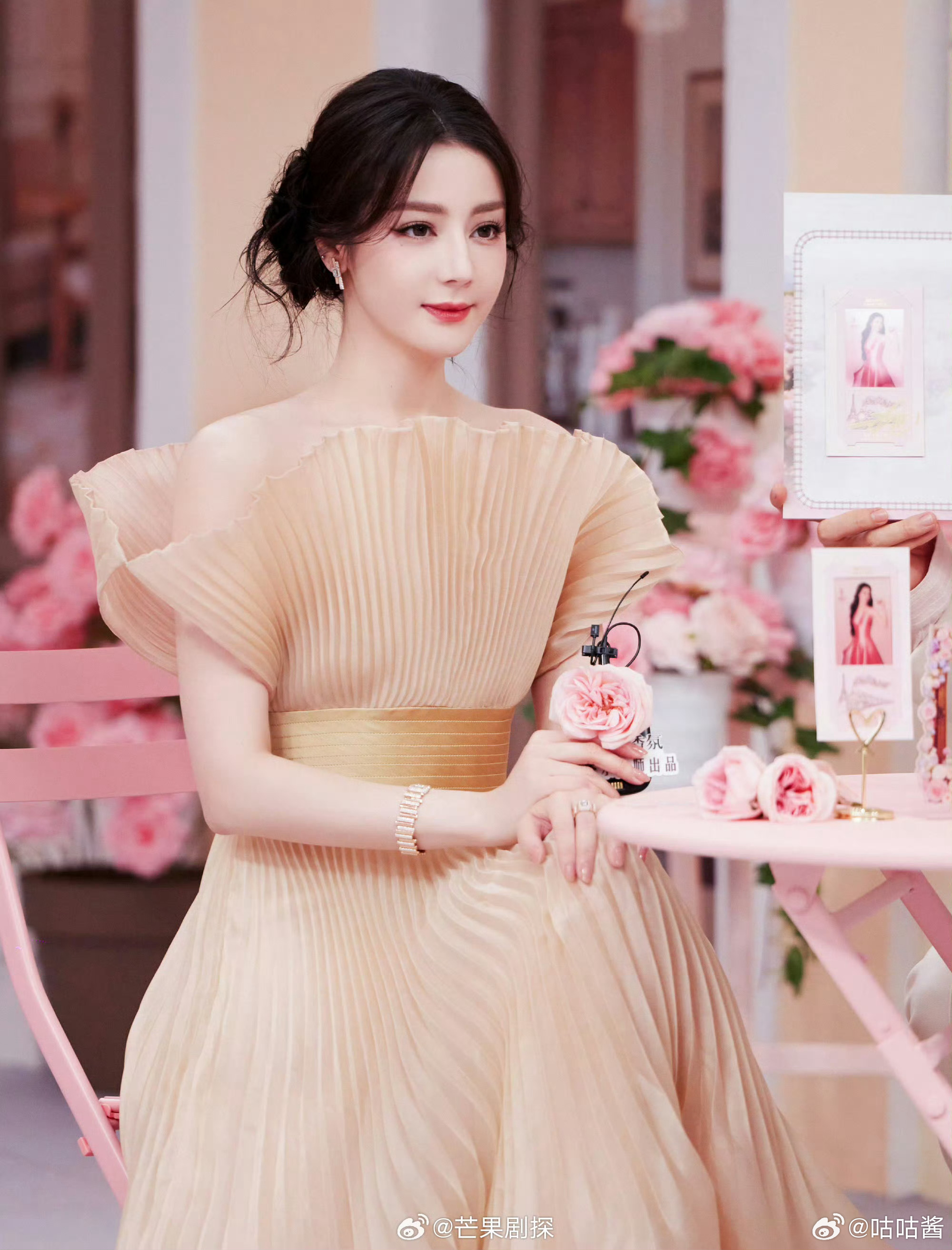 迪丽热巴在线制作春日手帐迪丽热巴在花瓣雨中坠入梦境 造型和主题真的太合了 