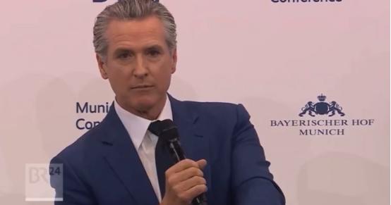 加州州长纽森今天在慕尼黑安全会议上说：“在美国历史上，从未有过比现任白宫主人更具