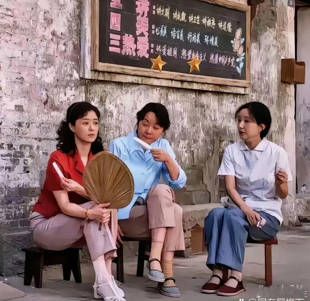 看了小巷人家才知道，原来妈妈那一代年轻时是凉鞋配丝袜的这是什么设定啊？光想想都觉