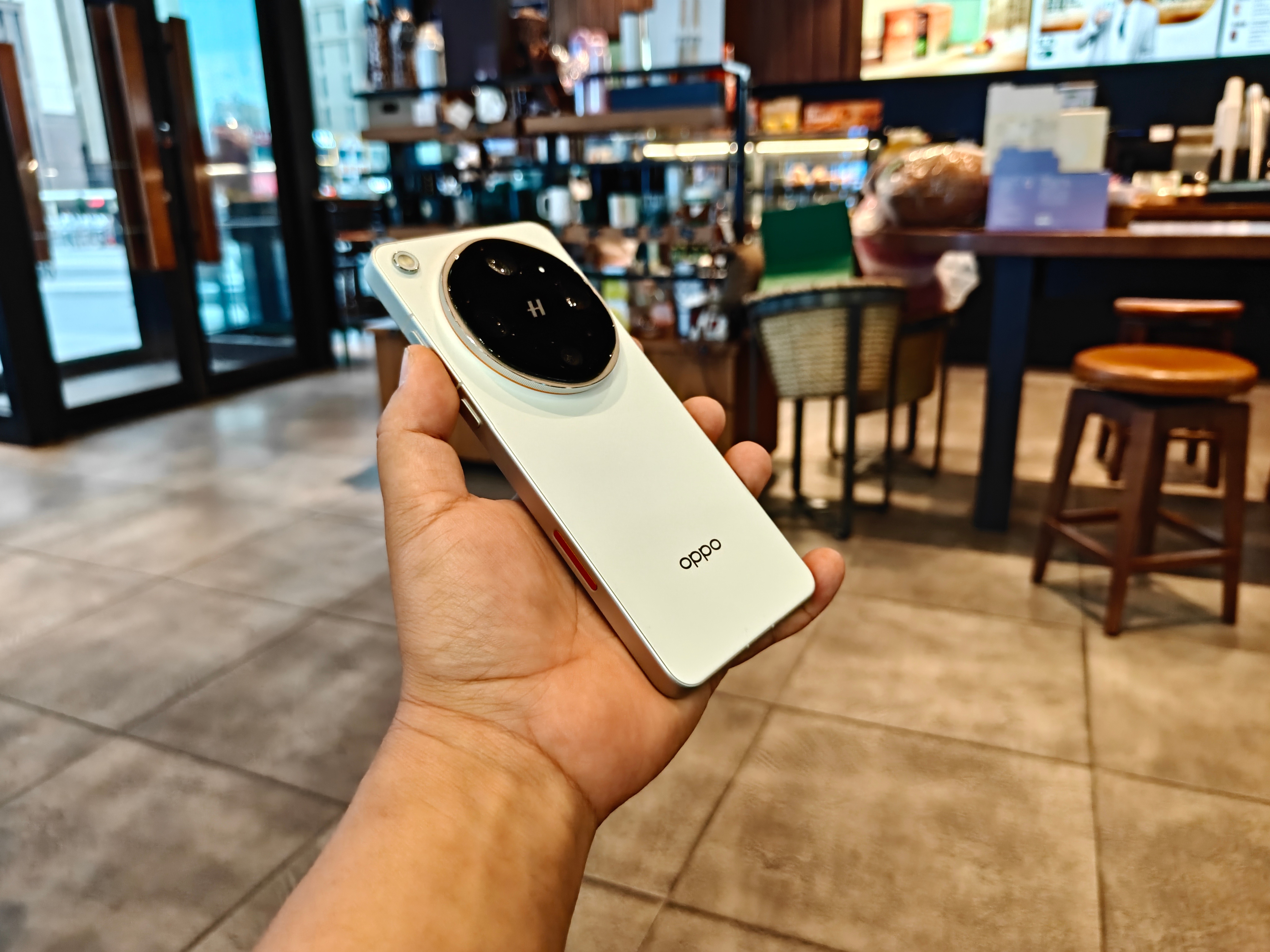 OPPO Find X9 Ultra选白色不会错，要是玻璃后盖会更好，不知道玻璃