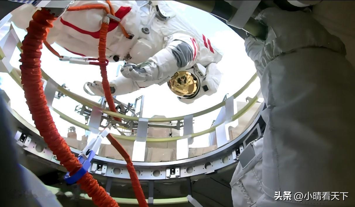 今天揪了8个小时的心！
神舟出舱圆满破局，裂纹元凶竟让人始料未及！
      