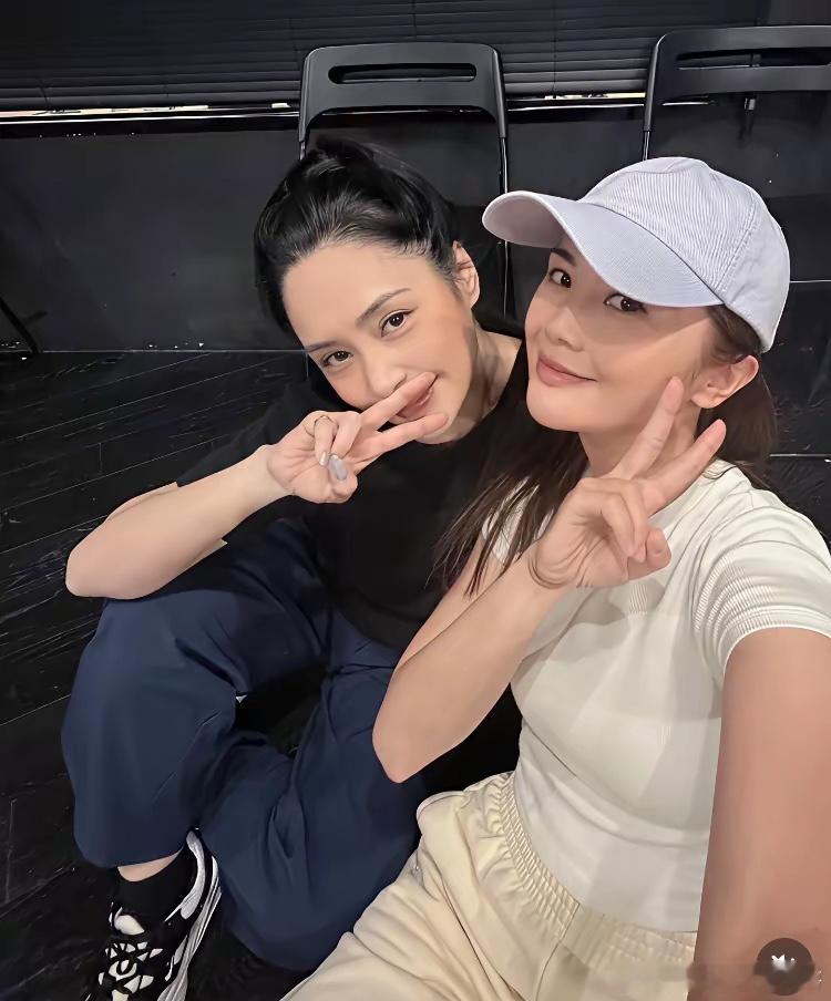 蔡卓妍阿Sa晒出了与钟欣潼的合影，两人正在排练室里排练。 