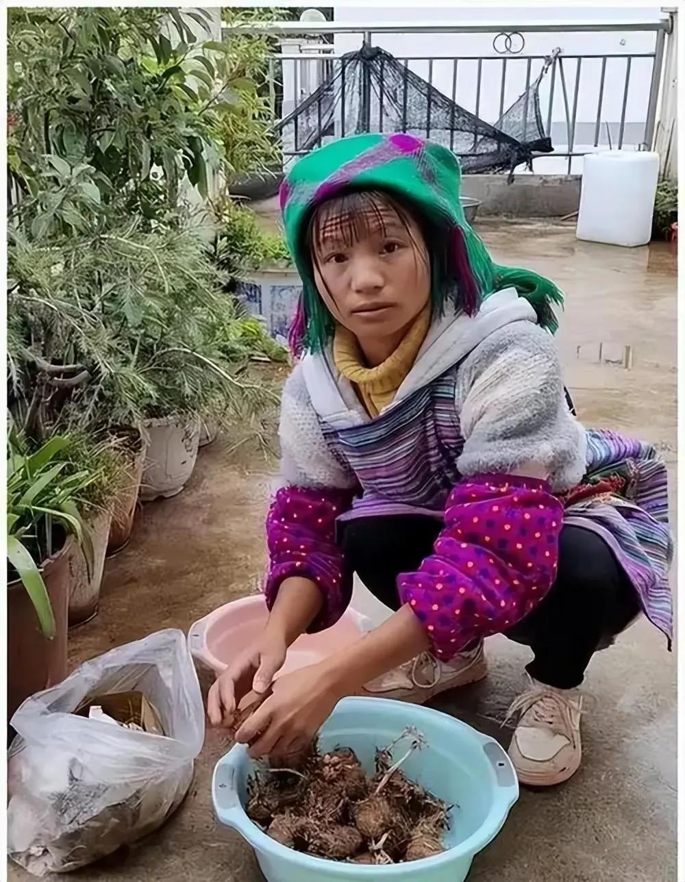 为什么小英丈夫揭穿其日花10万，网友仍然一边倒地支持小英？没有人设崩塌呢？

全