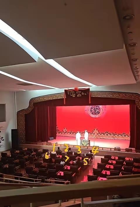 郭德纲这回栽在红歌上，不是网友冤他。武汉那场演出里，抗战老歌被拿来抖机灵改词，文