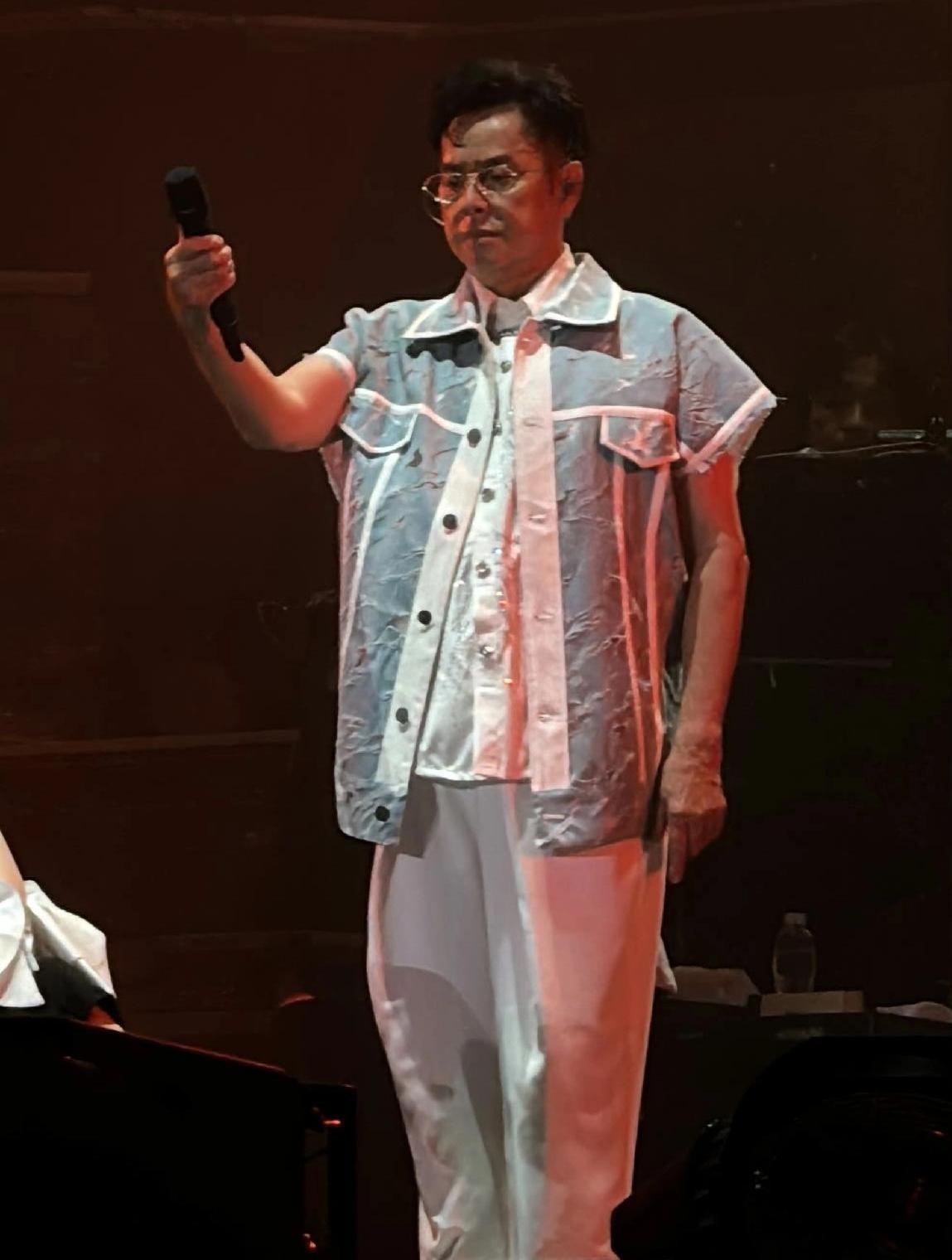 75岁的谭咏麟，三小时全开麦唱跳，声音依旧能飙高音，舞台体能看着像是“逆龄生长”