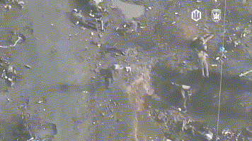 绝望的俄兵看着无人机无力躲避被火化
乌东战场上地狱般的场景，俄军一支步兵突击队几