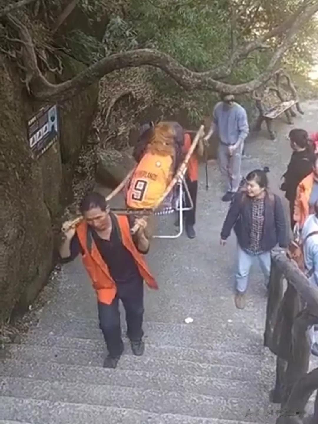一景区，一个年轻小伙带着养的金毛游玩，不知道是担心金毛爬山受累，还是想让金毛体会