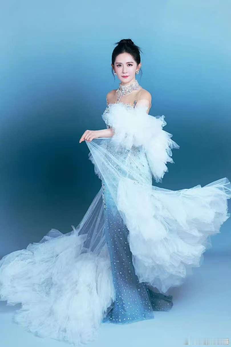 谢娜再次主持6公主晚会既能欢乐综艺控场，也能端庄主持晚会，谢娜多面业务能力超亮眼