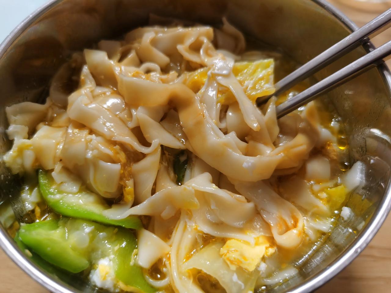 #秋日生活记录# 晚餐不煮饭，简单煮个蔬菜鸡蛋面，最近很喜欢吃面条，这是宽面，软