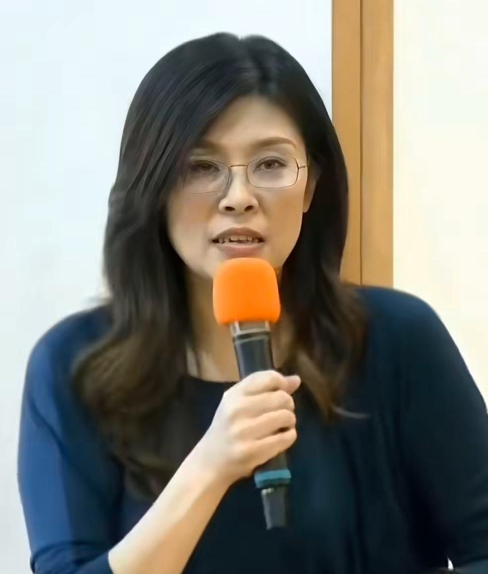 我承认确实错看了郑丽文，她跟朱立伦、侯友宜这些国民党的政治人物还真不一样
 
我