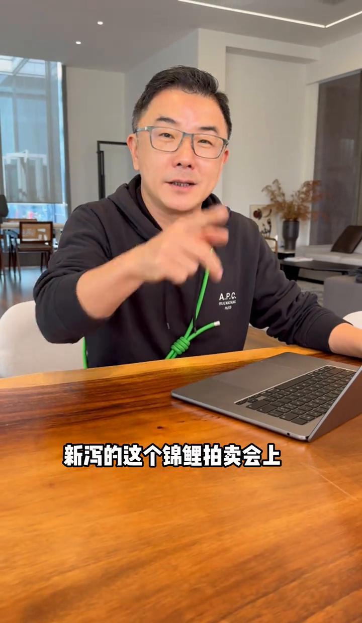 一条锦鲤拍出天价，你信吗？
61公分的黄龙锦鲤，卖了几十万。
这已经不是养鱼，是