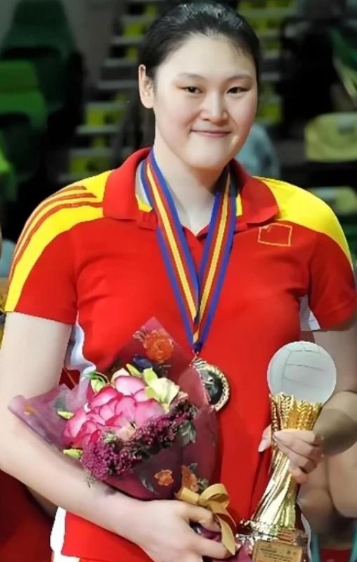 为国争光却惨遭郎平弃用！选择投奔土耳其的王一梅，如今生活怎样？她是中国女排的标志