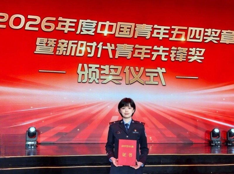 【#获新时代青年先锋奖的广州边检女警#：练出“指尖识证”的本领】5月4日，南都N