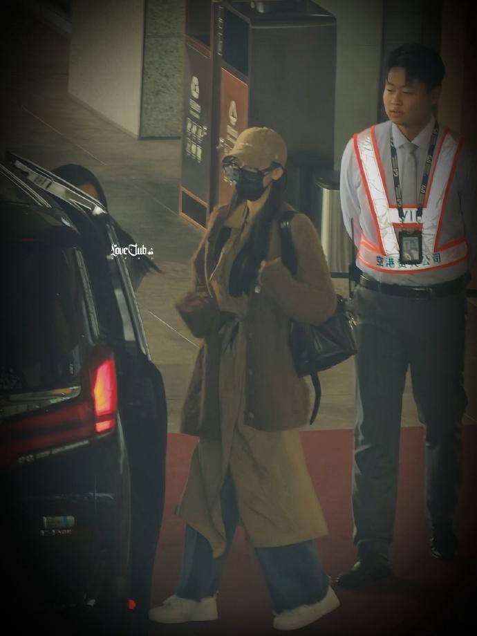 #迪丽热巴抵达重庆##迪丽热巴到达重庆准备活动# ​​​热巴来到重庆，这座城市瞬