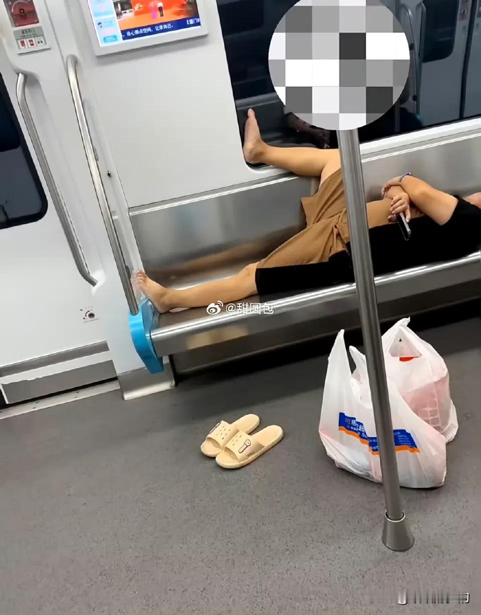 最后一班地铁的
待遇真不错