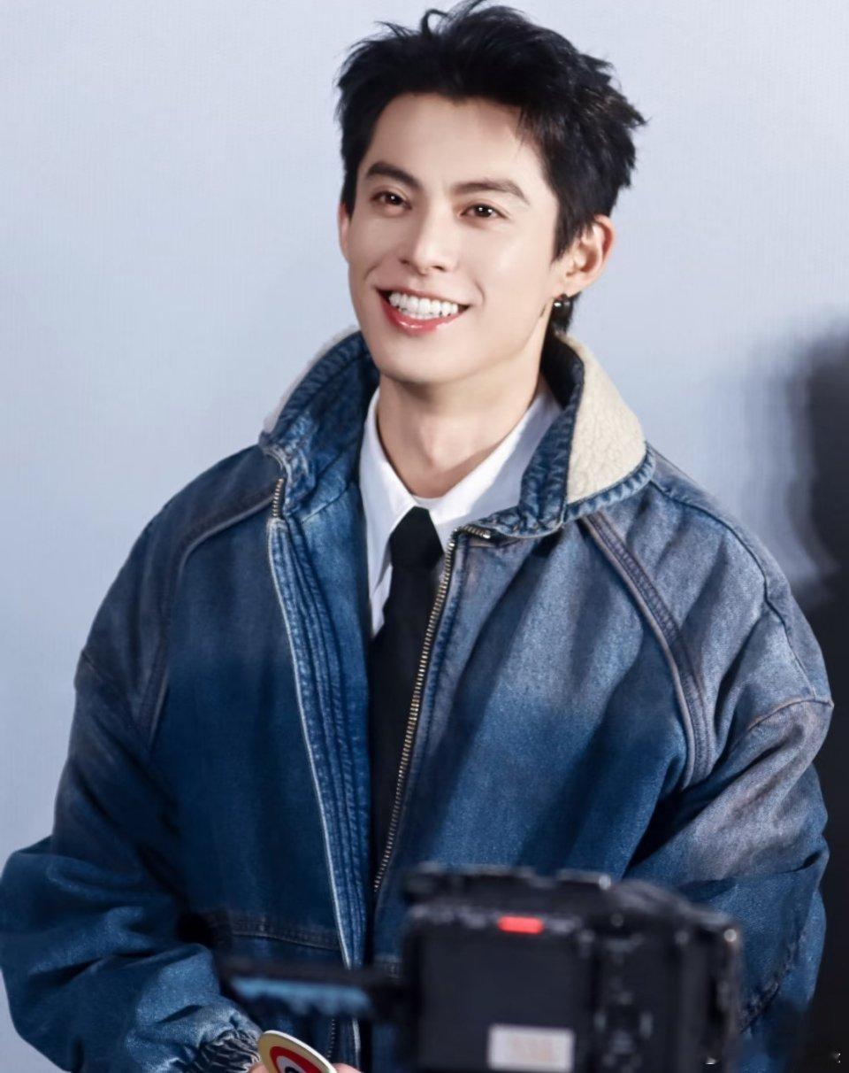 王鹤棣[超话]  王鹤棣就这个帅的爽～这颜值也是没谁了 ，笑起来直接桃花朵朵开[