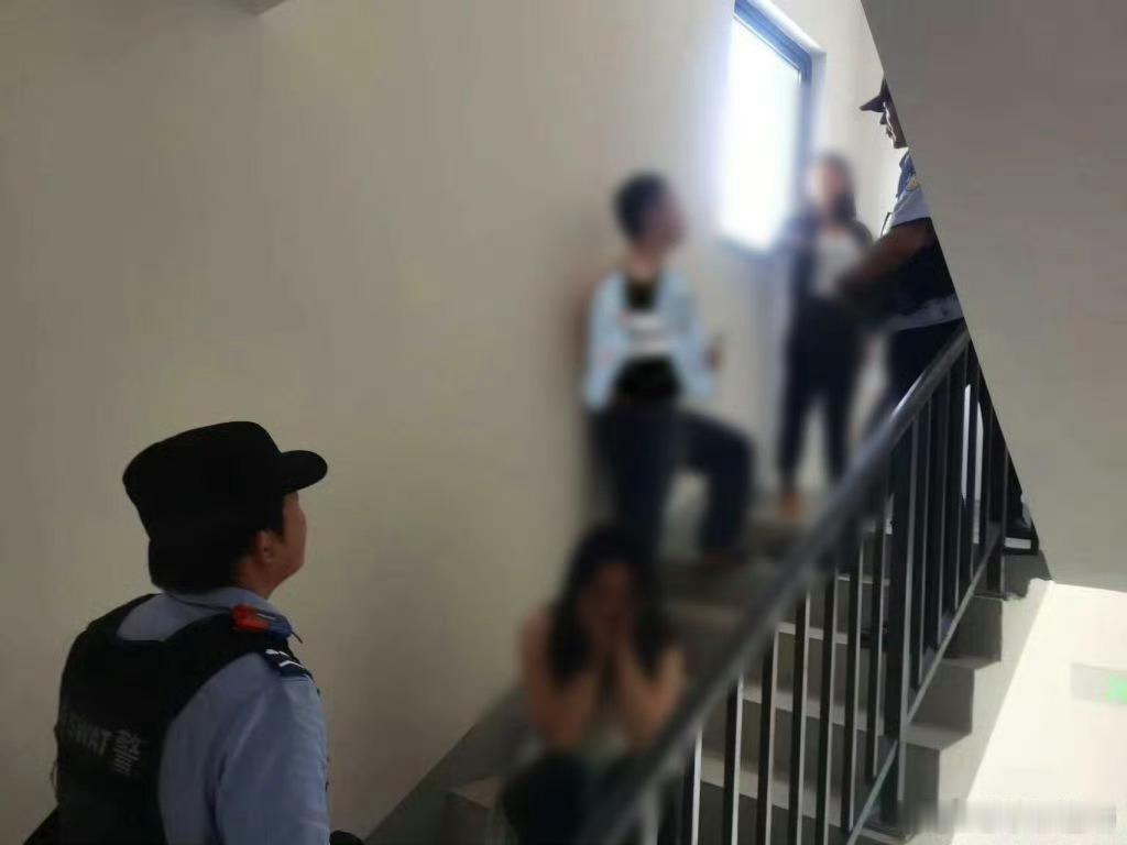 夫妻吃菌产生幻觉从15楼打到27楼还得是云南的菌！幻觉跟现实完全分不清！听朋友分
