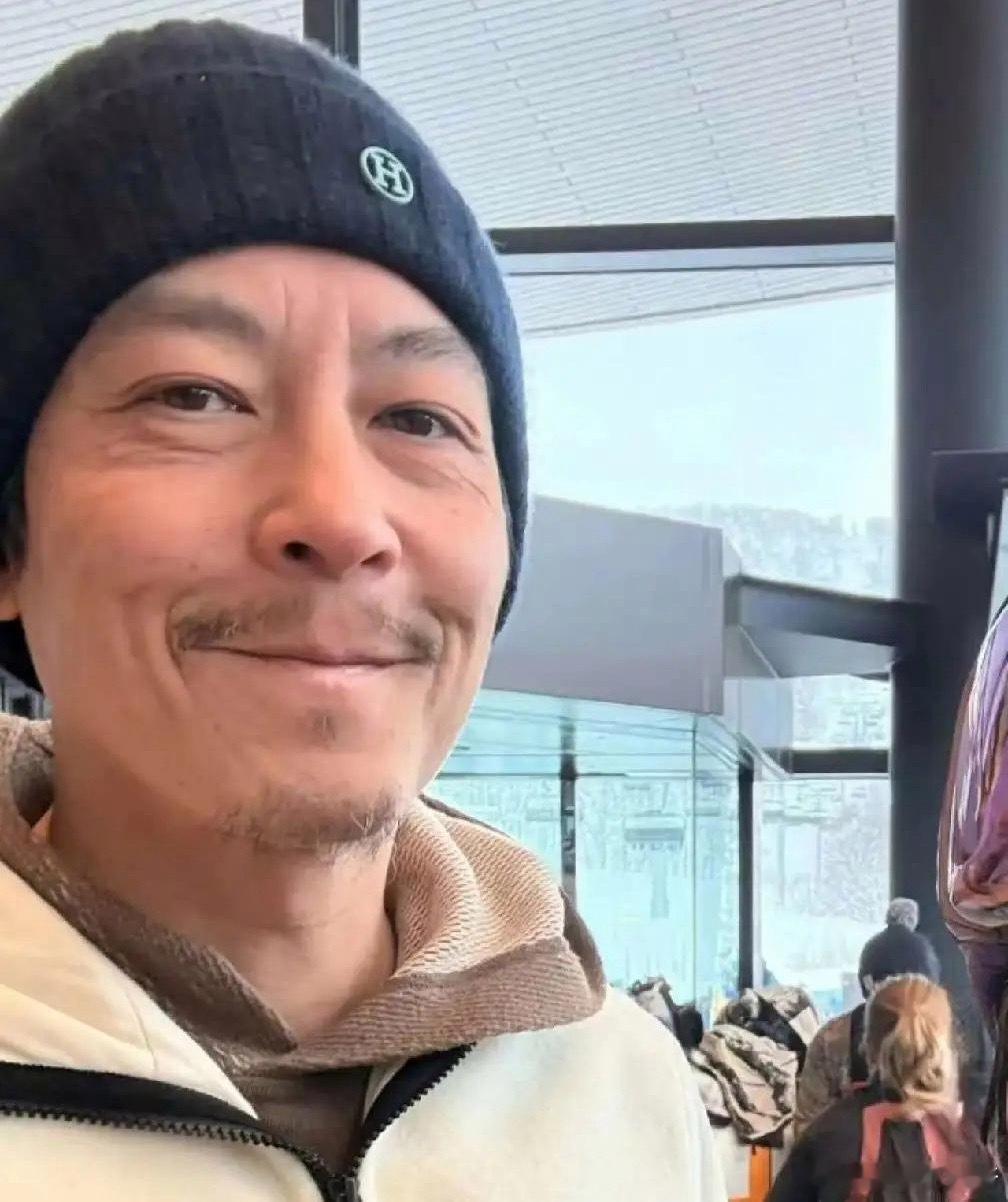 奶油小生陈冠希，老成“赵本山”了！有网友在日本偶遇陈冠希滑雪照片，如今的陈冠希满