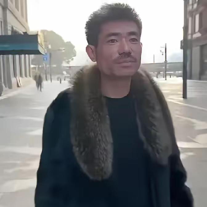 阿四本名陈志远，去年还在义乌档口搬货。
​他套上黑西装，叼根牙签，张口就是江湖味