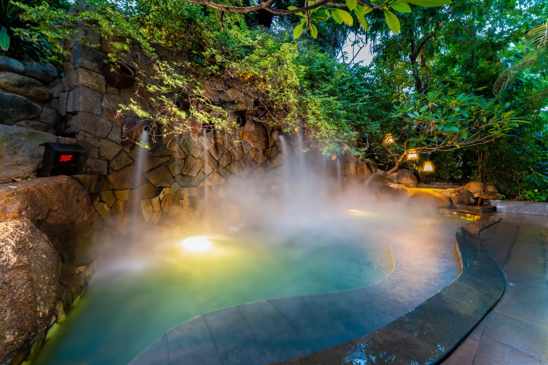 厦门的夜，该泡在日月谷的暖雾里🌙♨️