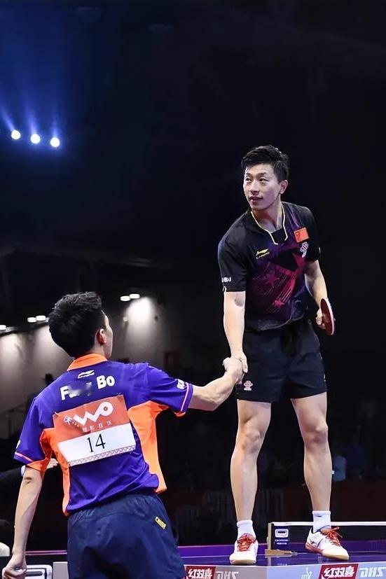 这个画面应该是马龙此生最想删除的图片，没有之一！

照片上的他世乒赛夺冠后，整个