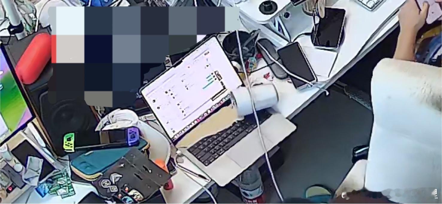 小伙伴的MacBook困了，喝了好多咖啡[咖啡]这下应该清醒了叭＼(`Δ’)／果