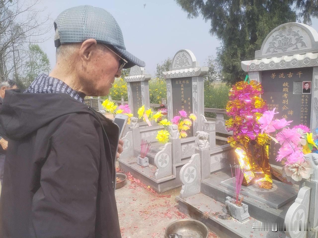 回别家老屋祭拜祖先

在乡村，清明是件大事，通往坟地的小径，成为一条找到先人的线