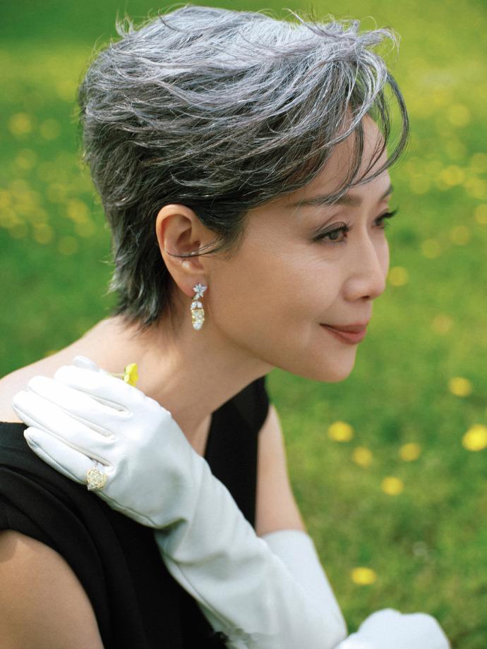 黑色无袖礼服、抬眸远眺气质娴静优雅——叶童。每日明星美图分享