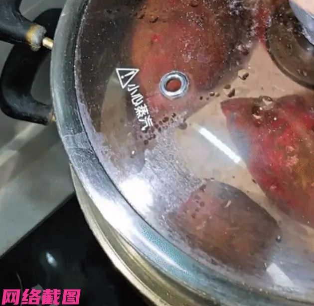 山东有女子这天在家学习蒸新品馒头，女子要学做成红薯的样子，经过女子的一番努力操作