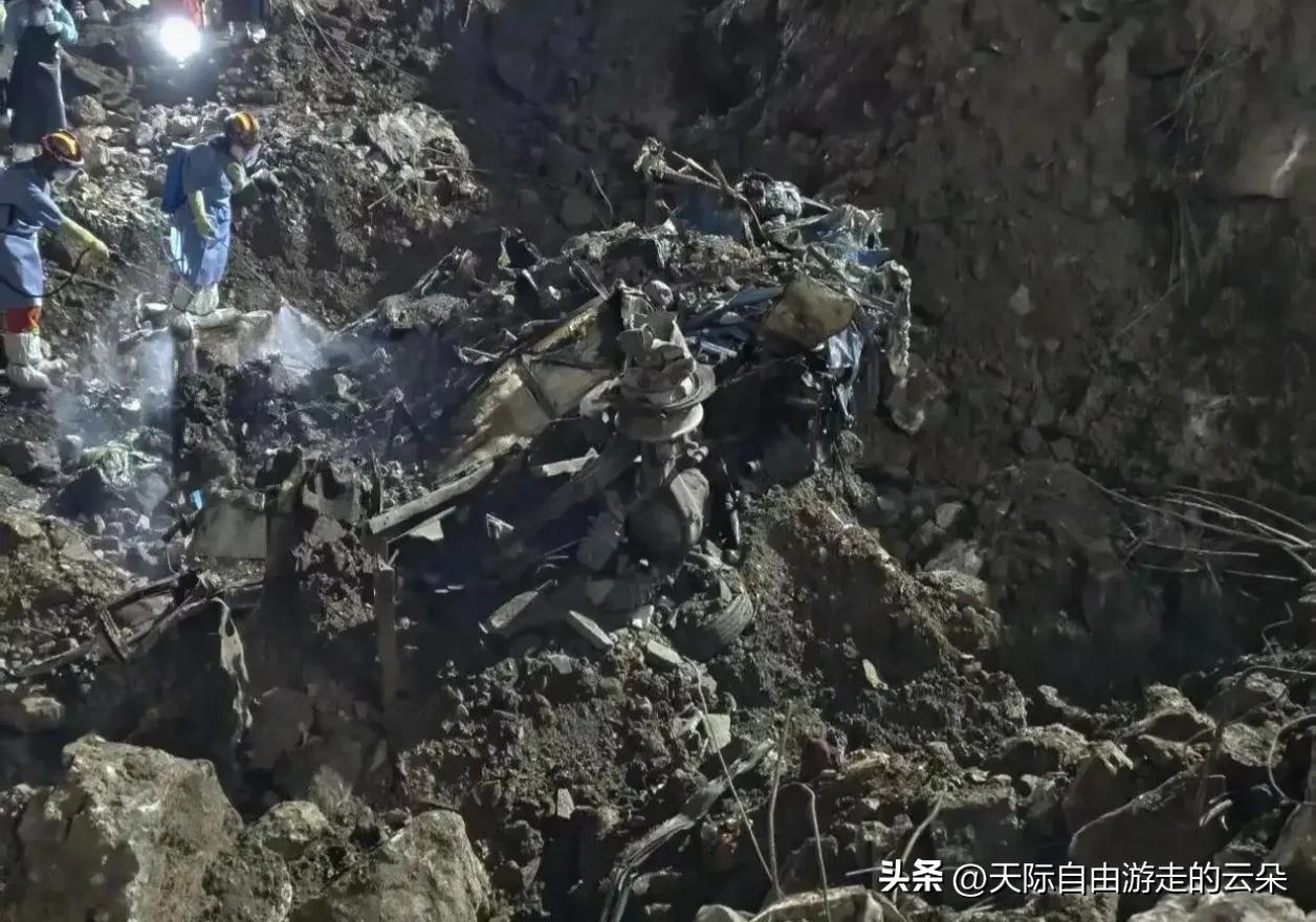 彭水山体崩塌现场揪心一幕：失联中巴车残骸找到了，车里车外发现人体残骸

重庆彭水