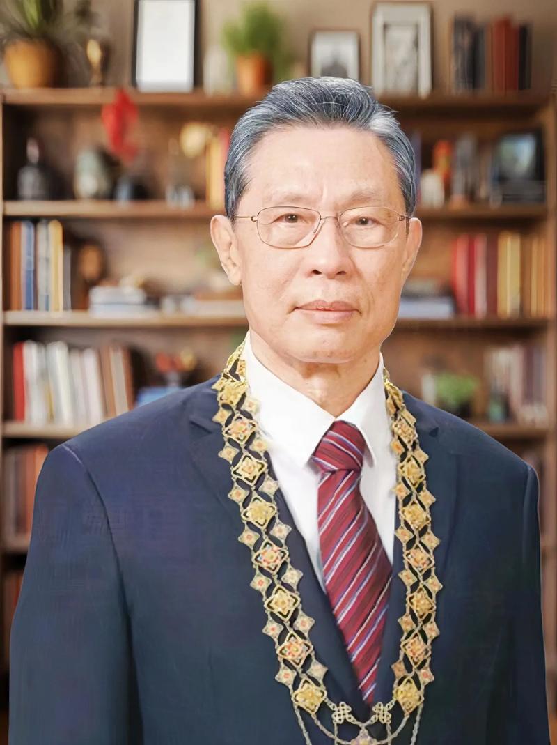 阅兵仪式，我刚看到了钟南山老爷子，给他的镜头特别长。[爱慕] ​​​