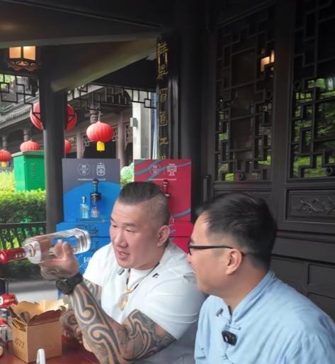 台湾馆长初次到大陆，汪小菲请馆长喝 1573；上次去重庆张雪也请他喝 1573；