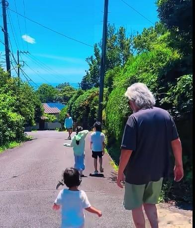 75岁的张纪中带上两儿两女出门散步了，这画面真是好幸福！在有生之年，还能拥有这样